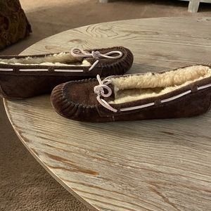 Women’s UGG slippers!